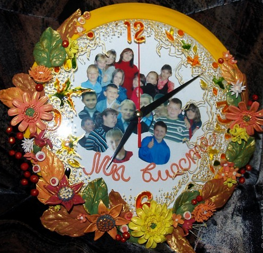 Часы на фоне фотографии семьи
